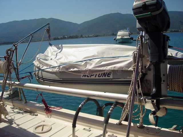 1301-95-aftdeck-dinghi-on-davits-outboard