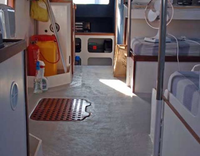 1276-view-of-port.hull-from-stb.escape-hatch-on-bridgedeck-floor